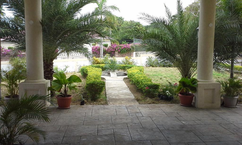 Guest House Villa Mishkan Runaway Bay Eksteriør billede